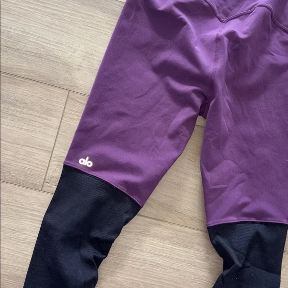 Alo Yoga Airbrush High-Waist Highlight Goddess Leggings in the Dark Plum & Black - Picture 4 of 7